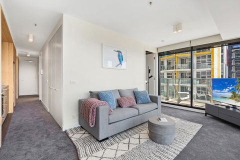Spacious And Sunny Modern Apartment With City View - Accommodation Melbourne 2