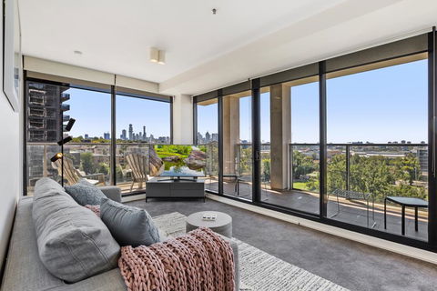 Spacious And Sunny Modern Apartment With City View - Accommodation Melbourne 0