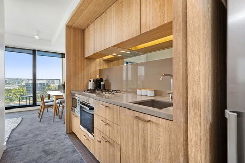 Spacious And Sunny Modern Apartment With City View - Accommodation Melbourne 3