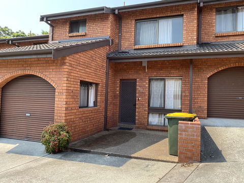 Spacious Townhouse In Wollongong - Accommodation Melbourne 3