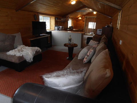 Springmead Rustic Cabin - Melbourne 4u 3