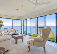 STUNNING CLIFF TOP HOME // POOL  GAMES - Accommodation Melbourne