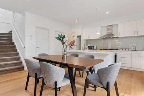 Style, Comfort And Convenience - Accommodation Melbourne 1