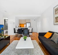 Stylish Apartment With Large Balcony and Parking - Accommodation Melbourne