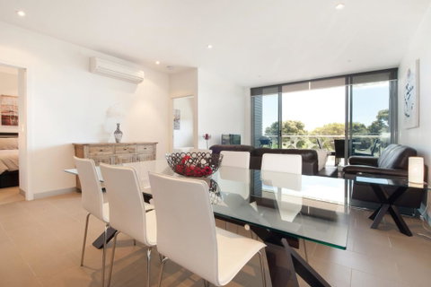 STYLISH LIVING ON MAIN - Accommodation Melbourne 3