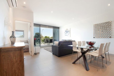 STYLISH LIVING ON MAIN - Accommodation Melbourne 0