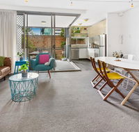 Stylish Valley Unit with Terrace Parking and Pool - Accommodation Melbourne