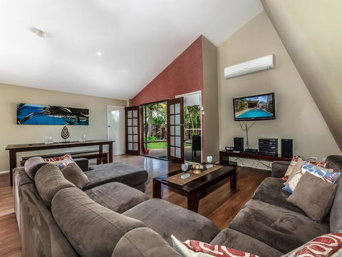 Surf Club House, Pet Friendly, Sunshine Coast, Holiday House, Marcoola - Accommodation Melbourne 2