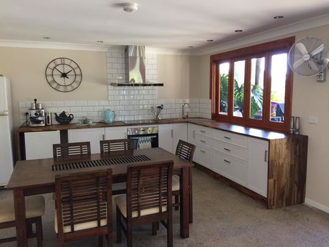 TAKURA HEIGHTS Modern Country Apartment With Pool Access - Melbourne 4u 0
