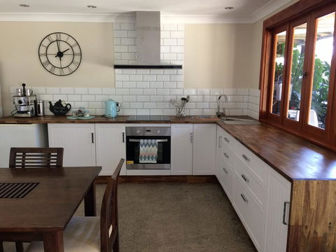 TAKURA HEIGHTS Modern Country Apartment With Pool Access - Melbourne 4u 2