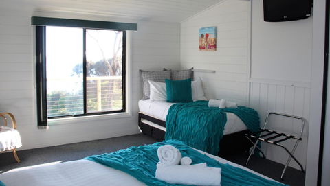 KINGFISHER COTTAGE Beachfront At The Binalong Bay - Accommodation Melbourne 5
