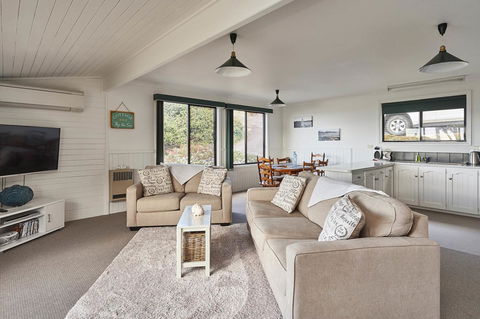 KINGFISHER COTTAGE Beachfront At The Binalong Bay - Accommodation Melbourne 4