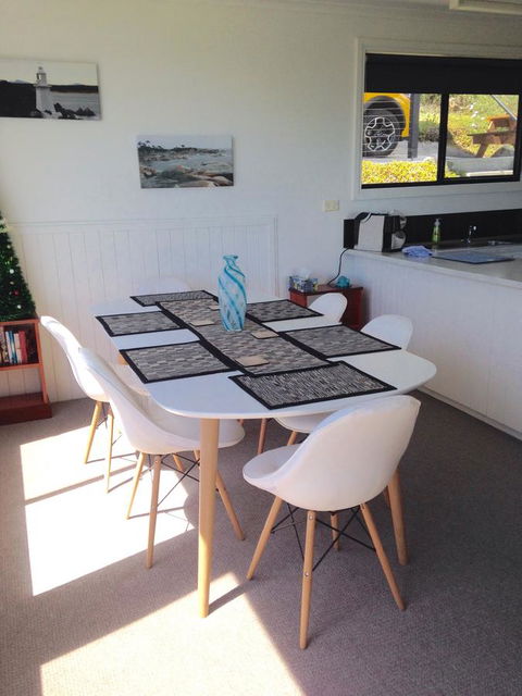 KINGFISHER COTTAGE Beachfront At The Binalong Bay - Accommodation Melbourne 14