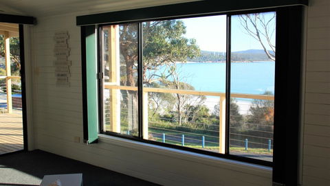 KINGFISHER COTTAGE Beachfront At The Binalong Bay - Accommodation Melbourne 13