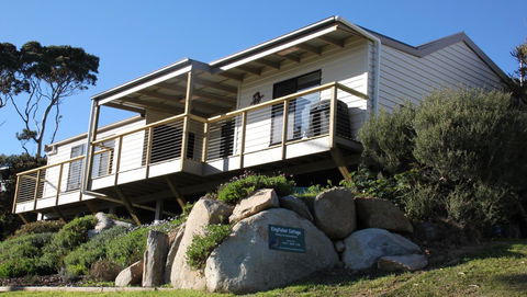 KINGFISHER COTTAGE Beachfront At The Binalong Bay - Accommodation Melbourne 0