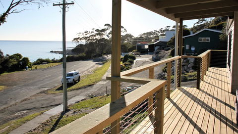KINGFISHER COTTAGE Beachfront At The Binalong Bay - Accommodation Melbourne 9
