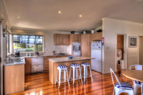 The Strand ~ On The Edge Of The Beach - Accommodation Melbourne 11