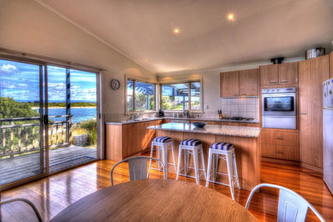 The Strand ~ On The Edge Of The Beach - Accommodation Melbourne 6