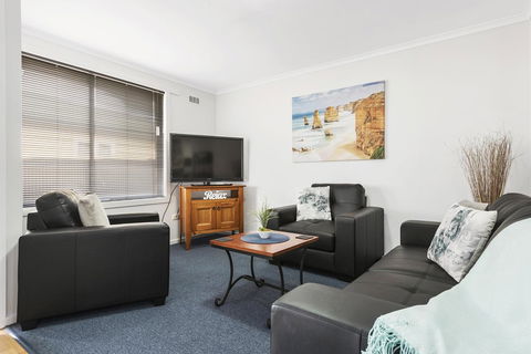 Elkie Villa - 2 Bedroom Unit - Burnie - Melbourne 4u 5