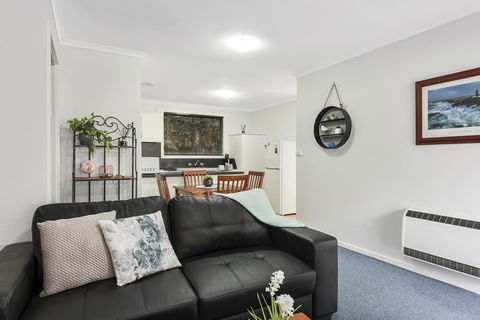 Elkie Villa - 2 Bedroom Unit - Burnie - Melbourne 4u 4