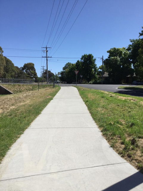 Flora Hill Creek Views - Melbourne 4u 20