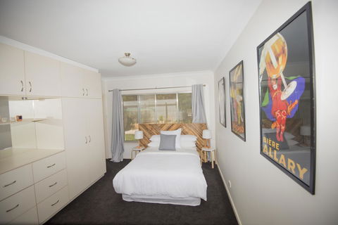 Flora Hill Creek Views - Melbourne 4u 2