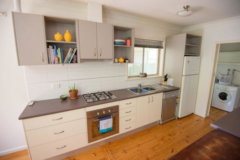 Flora Hill Creek Views - Melbourne 4u 4