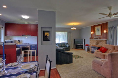 Jacaranda House - Melbourne 4u 2