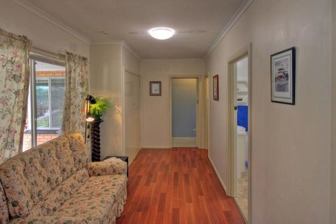Jacaranda House - Melbourne 4u 5