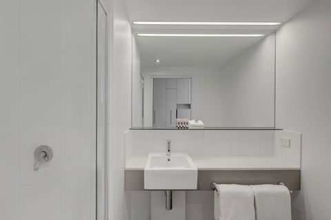Travelodge Hotel Melbourne Docklands - Accommodation Melbourne 8
