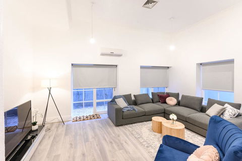 Unique 3 Bedroom Central CBD Townhouse - Accommodation Melbourne 3