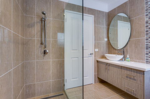 Cute Cottage On Cain - Beach At End Of Street - Accommodation Melbourne 17