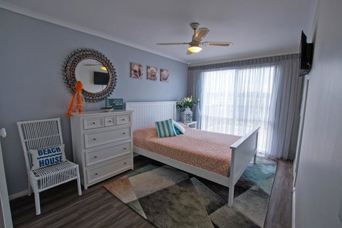 Stunning Waterfront Only 10 Minutes To Phillip Island - FREE EV UNIT 7kW For Electric Cars - Pet Friendly, Fireplace FREE WIFI Wine & Chocolates - Accommodation Melbourne 2