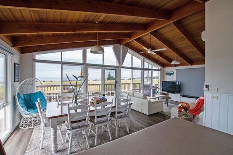 Stunning Waterfront Only 10 Minutes To Phillip Island - FREE EV UNIT 7kW For Electric Cars - Pet Friendly, Fireplace FREE WIFI Wine & Chocolates - Accommodation Melbourne 0