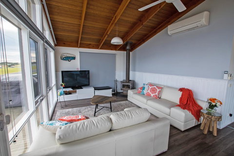 Stunning Waterfront Only 10 Minutes To Phillip Island - FREE EV UNIT 7kW For Electric Cars - Pet Friendly, Fireplace FREE WIFI Wine & Chocolates - Accommodation Melbourne 1