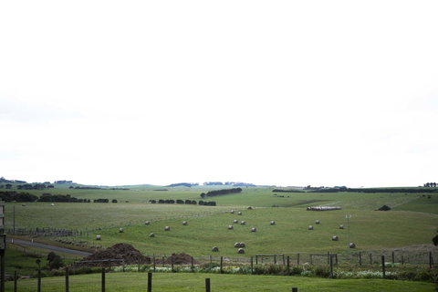 Stunning Waterfront Only 10 Minutes To Phillip Island - FREE EV UNIT 7kW For Electric Cars - Pet Friendly, Fireplace FREE WIFI Wine & Chocolates - Accommodation Melbourne 10