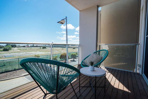 The Cove @ New Port-Pool - Spa - Sauna - Gym & More - Accommodation Melbourne 1