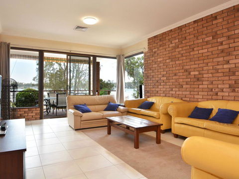 The House On The Lake @ Fishing Point, Lake Macquarie - Honestly Put The Line In And Catch Fish - Accommodation Melbourne 3