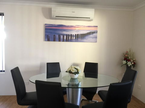 The Royal Dolphin Holiday Home - Accommodation Melbourne 3
