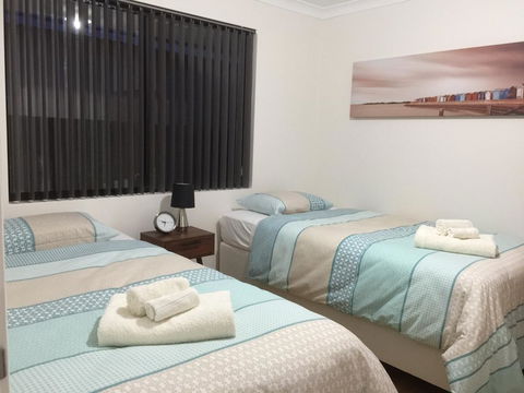 The Royal Dolphin Holiday Home - Accommodation Melbourne 2