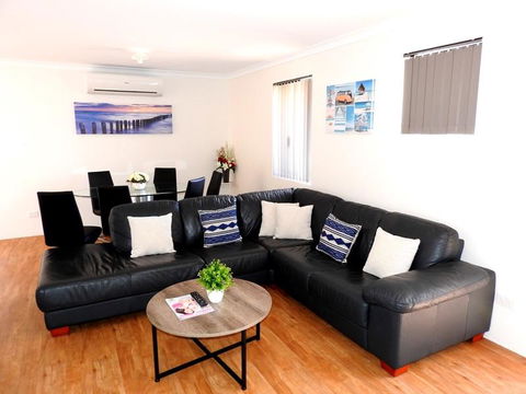 The Royal Dolphin Holiday Home - Accommodation Melbourne 0