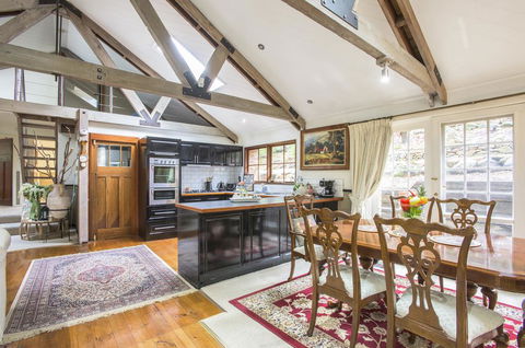 The Stone On The Hill - 3 Bedroom House - Accommodation Melbourne 2