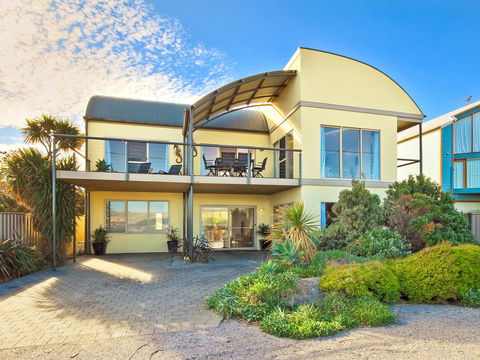 Through The Looking Glass - Accommodation Melbourne 1