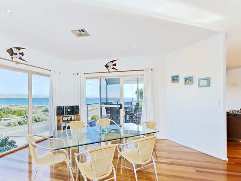 Through The Looking Glass - Accommodation Melbourne 3