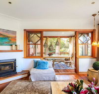 Treetops - elegant inviting designer cedar home - Accommodation Melbourne