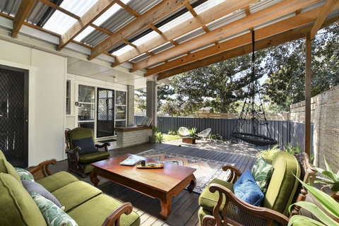 UMINA BEACH KOKOMO- Walk To The Beach, FAMILY And PET FRIENDLY Set Of 3 Vintage Original Holiday Flats & Vintage Caravan And Bat - Accommodation Melbourne 2