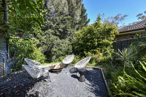 UMINA BEACH KOKOMO- Walk To The Beach, FAMILY And PET FRIENDLY Set Of 3 Vintage Original Holiday Flats & Vintage Caravan And Bat - Accommodation Melbourne 3