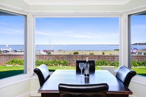 Victor Harbor Beachfront Bliss + WiFi - Accommodation Melbourne 0