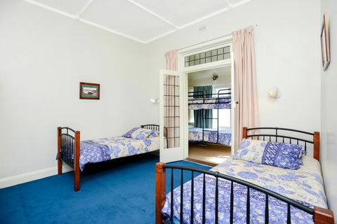 Victor Harbor Beachfront Bliss + WiFi - Accommodation Melbourne 3