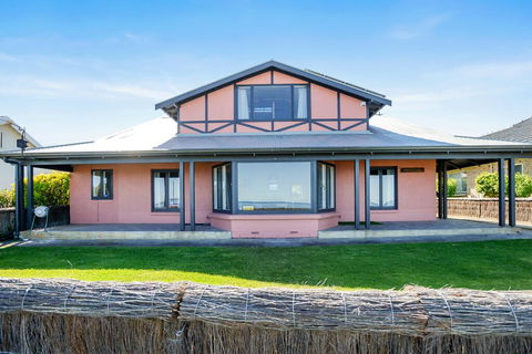 Victor Harbor Beachfront Bliss + WiFi - Accommodation Melbourne 1